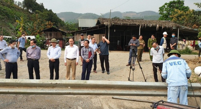 chùm ảnh: xử lý vi phạm tháo hộ lan trái phép trên cao tốc nội bài-lào cai