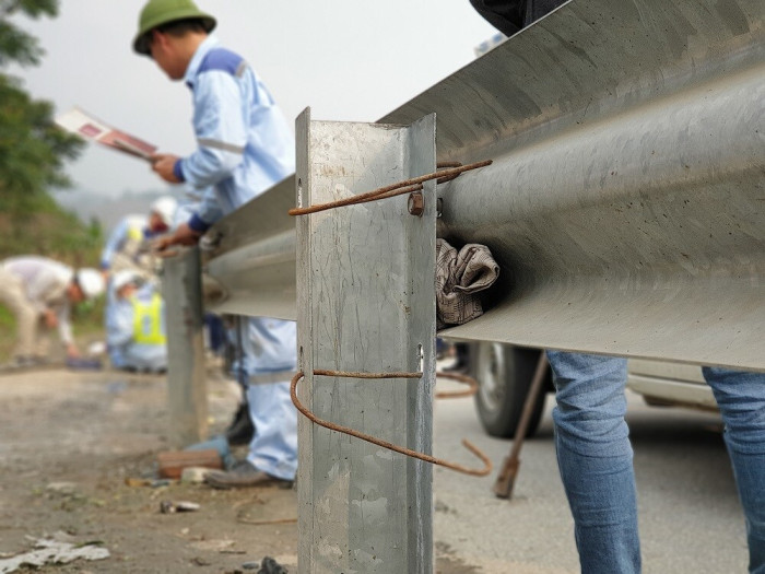 chùm ảnh: xử lý vi phạm tháo hộ lan trái phép trên cao tốc nội bài-lào cai