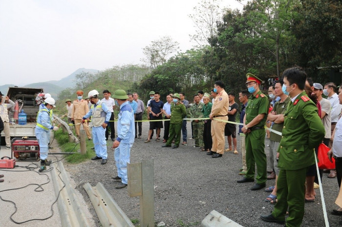 chùm ảnh: xử lý vi phạm tháo hộ lan trái phép trên cao tốc nội bài-lào cai