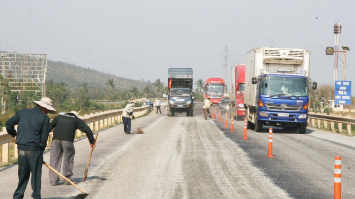 cận cảnh công nhân đường bộ "trầm mình" dưới nắng nóng như đổ lửa