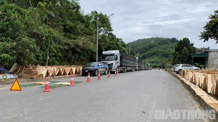 hà giang: bị "sờ gáy", tài xế đoàn xe quá tải cố thủ gần 1 ngày