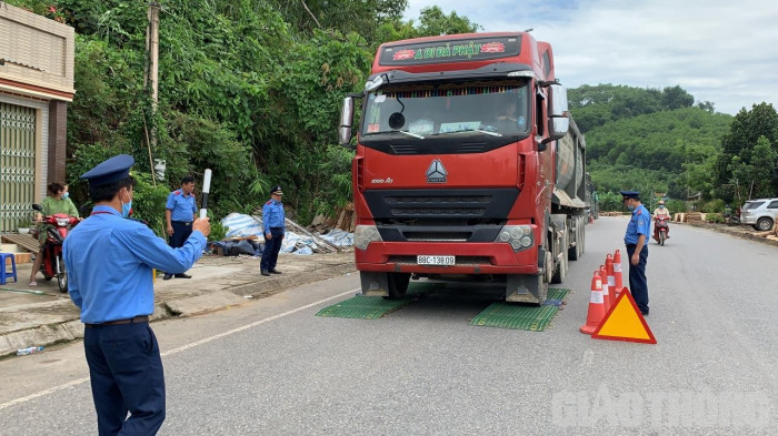 hà giang: bị "sờ gáy", tài xế đoàn xe quá tải cố thủ gần 1 ngày