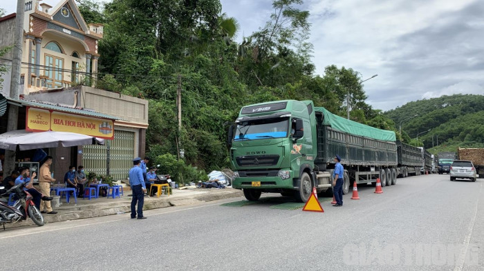 hà giang: bị "sờ gáy", tài xế đoàn xe quá tải cố thủ gần 1 ngày