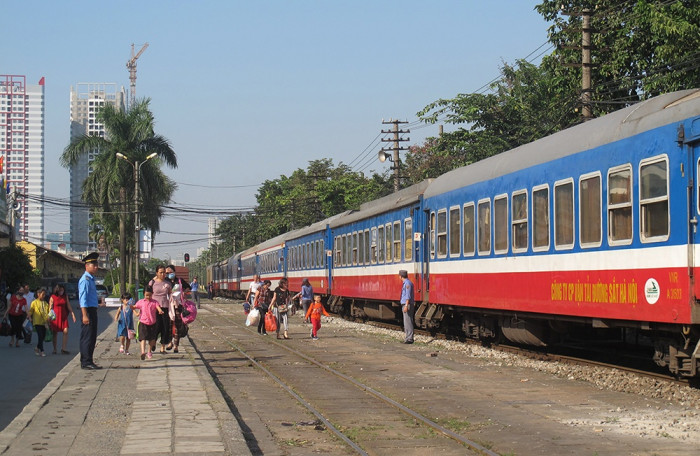 bán sắt vụn hay kéo dài niên hạn đầu máy, toa xe?