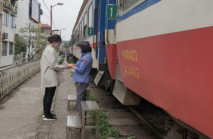 trên những chuyến tàu xuyên tâm dịch