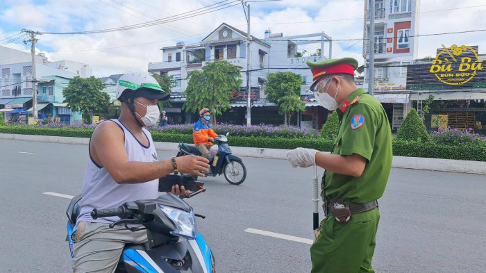 viện đủ lý do ra đường, người vi phạm ở cần thơ vẫn phải rút ví nộp phạt