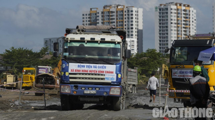 Cận cảnh thần tốc xây dựng 2 bệnh viện dã chiến ở vùng ven TP.HCM 4