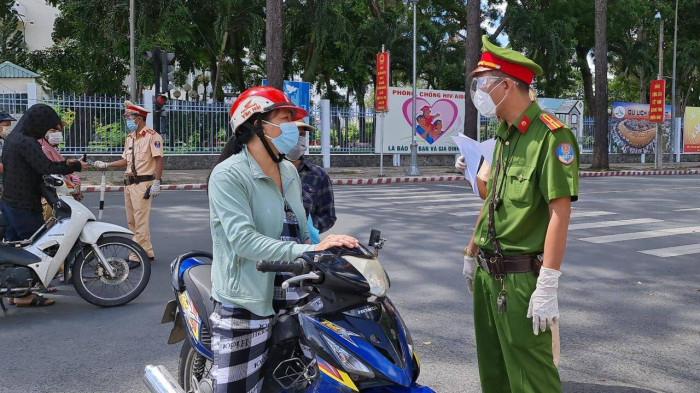 viện đủ lý do ra đường, người vi phạm ở cần thơ vẫn phải rút ví nộp phạt